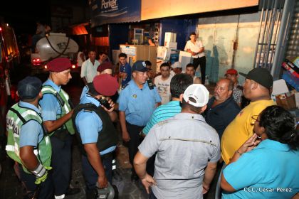 Labores de escombreo tras fuerte incendio en el Mercado Oriental