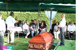 Familiares y amigos dan el último adiós al periodista Marcio Vargas