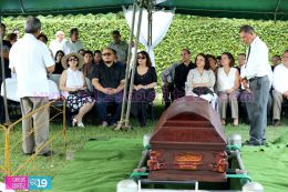 Familiares y amigos dan el último adiós al periodista Marcio Vargas