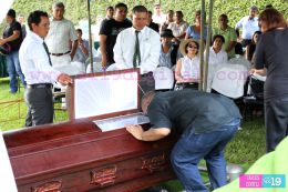 Familiares y amigos dan el último adiós al periodista Marcio Vargas