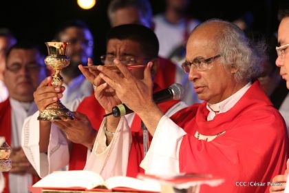 Juventud católica celebra efusivo homenaje al Cardenal Brenes