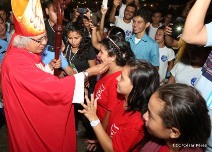Juventud católica celebra efusivo homenaje al Cardenal Brenes