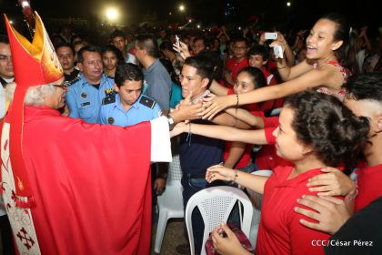Juventud católica celebra efusivo homenaje al Cardenal Brenes