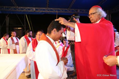 Juventud católica celebra efusivo homenaje al Cardenal Brenes