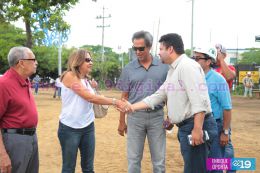 Denis Martínez visita Estadio Nacional de Béisbol