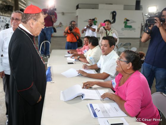 Cardenal Miguel acude a verificarse