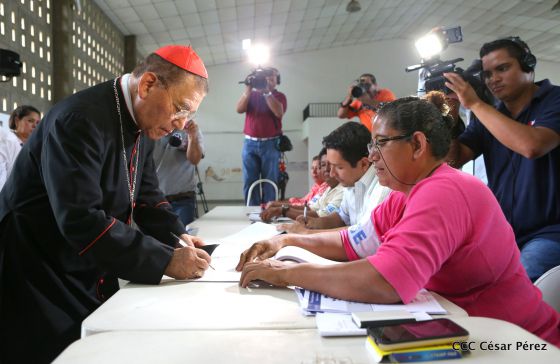 Cardenal Miguel acude a verificarse