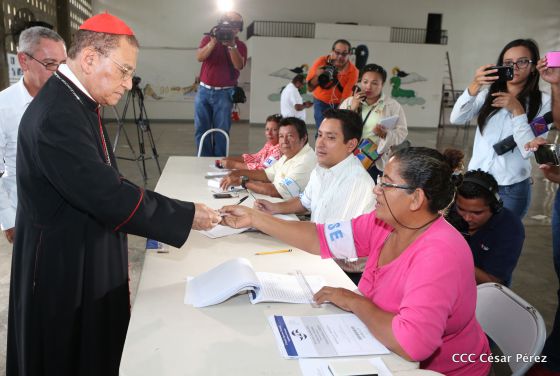 Cardenal Miguel acude a verificarse