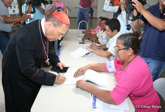 Cardenal Miguel acude a verificarse