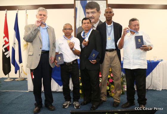 Alcaldía de Managua entrega orden Alexis Argüello a personalidades deportivas