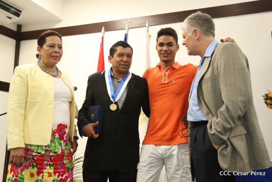 Alcaldía de Managua entrega orden Alexis Argüello a personalidades deportivas