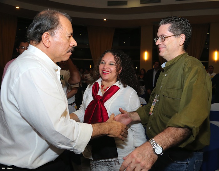 Comandante Daniel impone Orden Independencia Cultural Rubén Darío a Aris Agnano