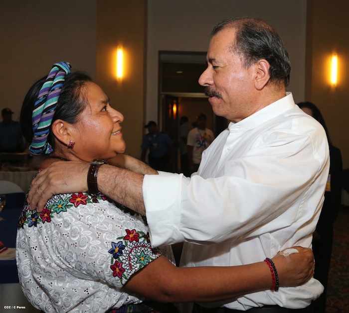 Comandante Daniel impone Orden Independencia Cultural Rubén Darío a Aris Agnano