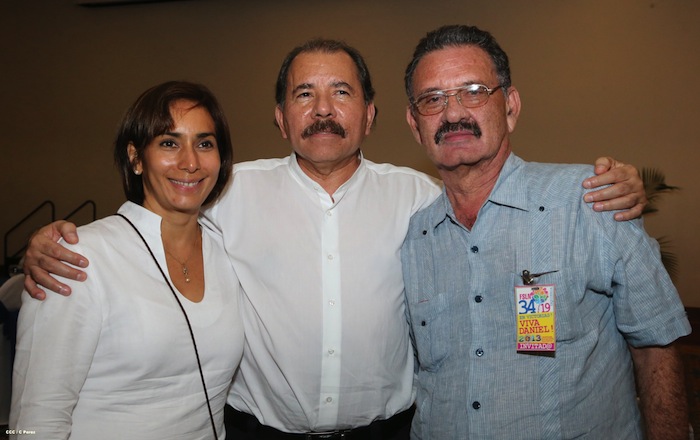 Comandante Daniel impone Orden Independencia Cultural Rubén Darío a Aris Agnano