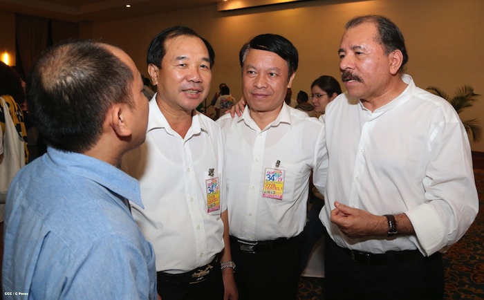 Comandante Daniel impone Orden Independencia Cultural Rubén Darío a Aris Agnano