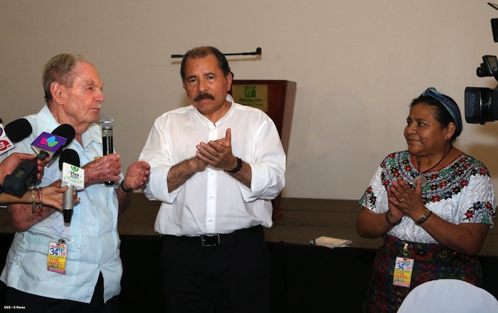 Comandante Daniel impone Orden Independencia Cultural Rubén Darío a Aris Agnano