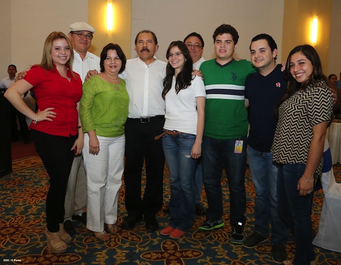 Comandante Daniel impone Orden Independencia Cultural Rubén Darío a Aris Agnano