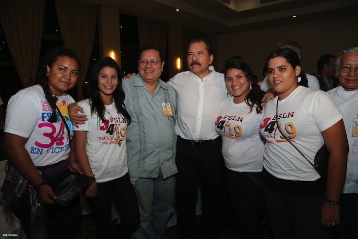 Comandante Daniel impone Orden Independencia Cultural Rubén Darío a Aris Agnano