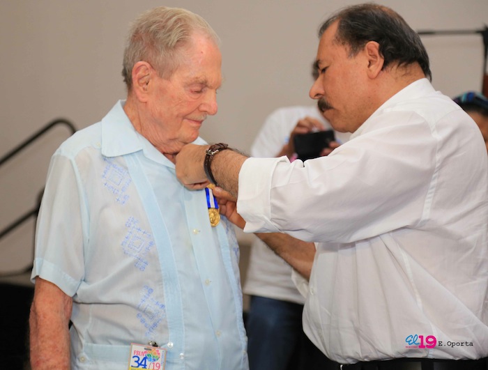 Comandante Daniel impone Orden Independencia Cultural Rubén Darío a Aris Agnano