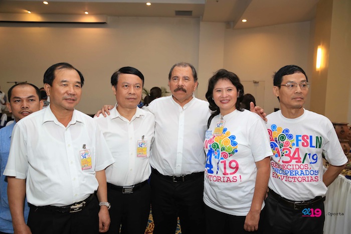 Comandante Daniel impone Orden Independencia Cultural Rubén Darío a Aris Agnano