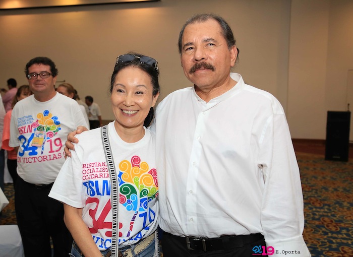 Comandante Daniel impone Orden Independencia Cultural Rubén Darío a Aris Agnano