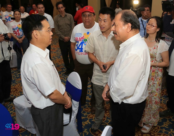 Comandante Daniel impone Orden Independencia Cultural Rubén Darío a Aris Agnano