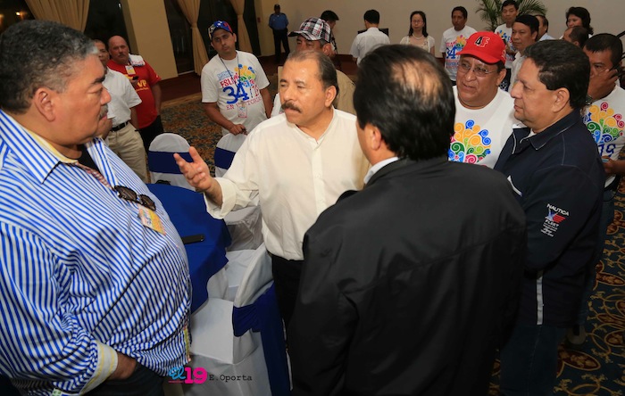 Comandante Daniel impone Orden Independencia Cultural Rubén Darío a Aris Agnano