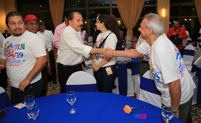 Comandante Daniel impone Orden Independencia Cultural Rubén Darío a Aris Agnano