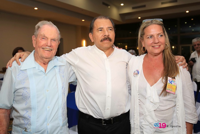 Comandante Daniel impone Orden Independencia Cultural Rubén Darío a Aris Agnano