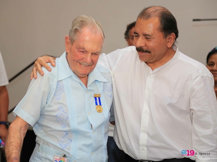 Comandante Daniel impone Orden Independencia Cultural Rubén Darío a Aris Agnano