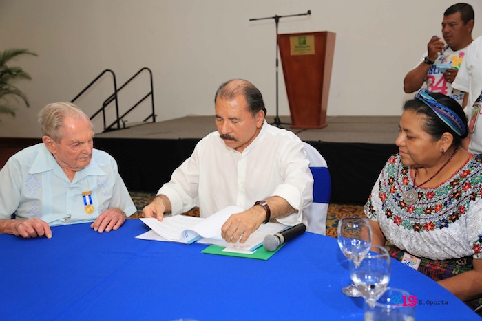 Comandante Daniel impone Orden Independencia Cultural Rubén Darío a Aris Agnano