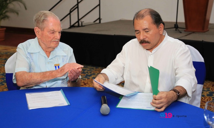 Comandante Daniel impone Orden Independencia Cultural Rubén Darío a Aris Agnano