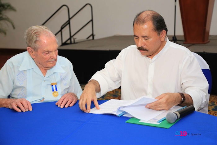 Comandante Daniel impone Orden Independencia Cultural Rubén Darío a Aris Agnano