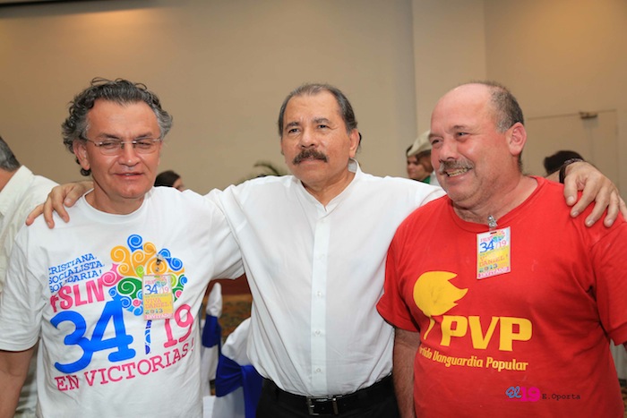 Comandante Daniel impone Orden Independencia Cultural Rubén Darío a Aris Agnano