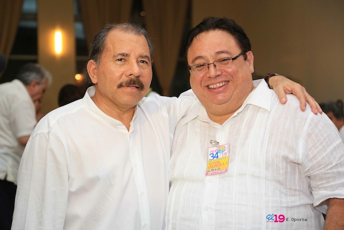 Comandante Daniel impone Orden Independencia Cultural Rubén Darío a Aris Agnano