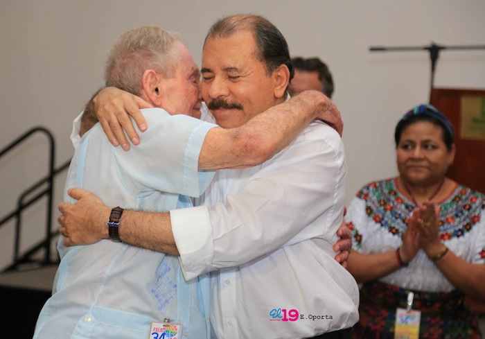 Comandante Daniel impone Orden Independencia Cultural Rubén Darío a Aris Agnano