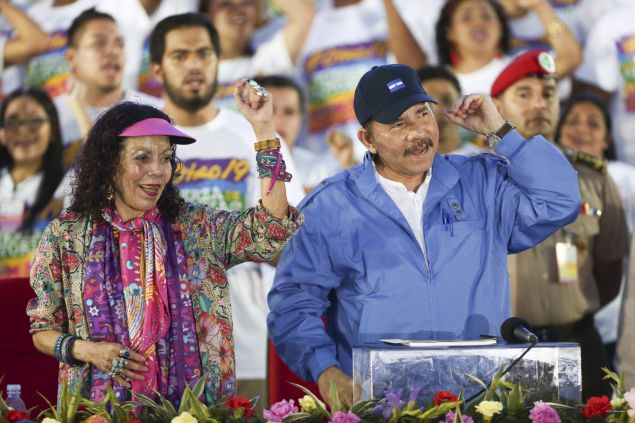 Daniel y Rosario celebran el 37 Aniversario de la Revolución Popular Sandinista