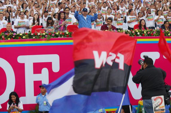 Daniel y Rosario celebran el 37 Aniversario de la Revolución Popular Sandinista