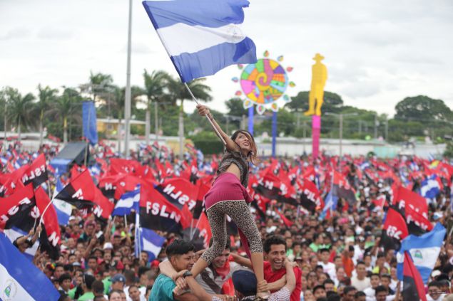 Daniel y Rosario celebran el 37 Aniversario de la Revolución Popular Sandinista