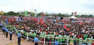 Daniel y Rosario celebran el 37 Aniversario de la Revolución Popular Sandinista