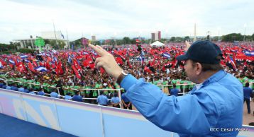 Daniel y Rosario celebran el 37 Aniversario de la Revolución Popular Sandinista