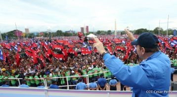 Daniel y Rosario celebran el 37 Aniversario de la Revolución Popular Sandinista