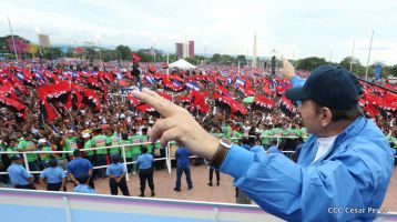 Daniel y Rosario celebran el 37 Aniversario de la Revolución Popular Sandinista