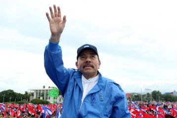 Daniel y Rosario celebran el 37 Aniversario de la Revolución Popular Sandinista