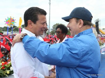 Daniel y Rosario celebran el 37 Aniversario de la Revolución Popular Sandinista