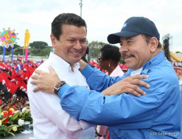 Daniel y Rosario celebran el 37 Aniversario de la Revolución Popular Sandinista