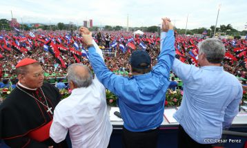 Daniel y Rosario celebran el 37 Aniversario de la Revolución Popular Sandinista