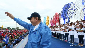 Daniel y Rosario celebran el 37 Aniversario de la Revolución Popular Sandinista