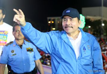 Daniel y Rosario celebran el 37 Aniversario de la Revolución Popular Sandinista