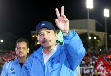 Daniel y Rosario celebran el 37 Aniversario de la Revolución Popular Sandinista